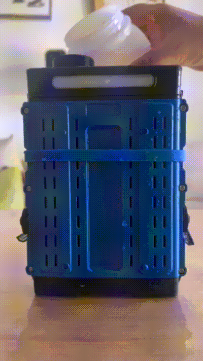 Aluminum-air battery generating electricity after adding electrolyte solution, instantly lighting LED lamp for emergency use